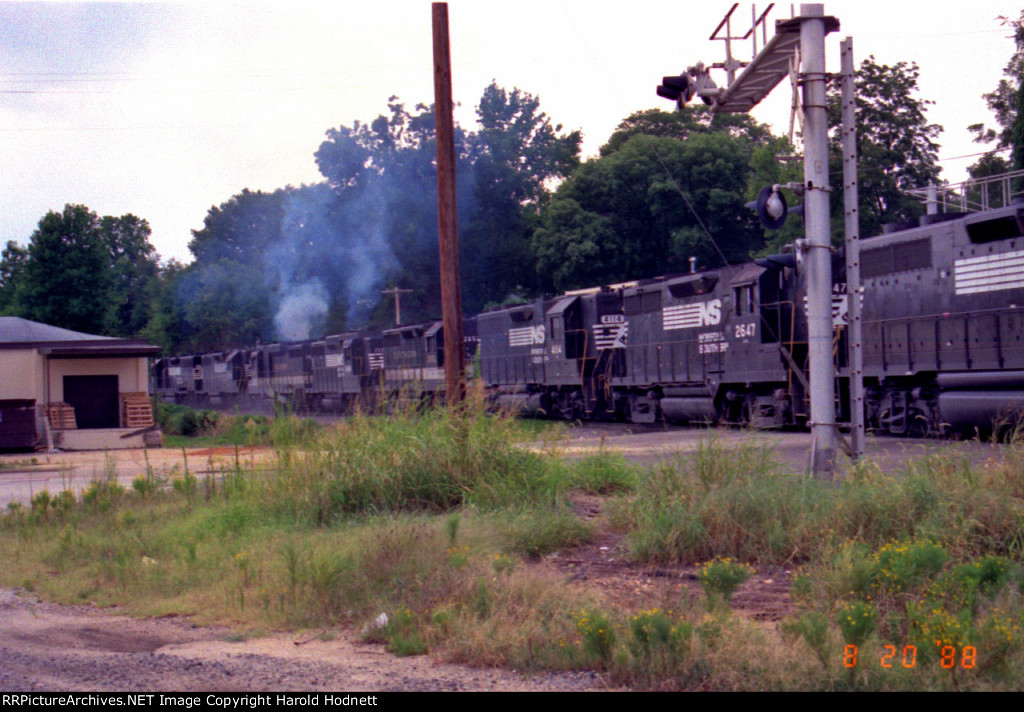 A long string of locos headed out of Glenwood Yard